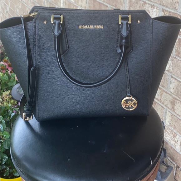 Large Michael Kors purse - Picture 4 of 4